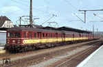 Im Stuttgarter Vorortverkehr waren die Triebwagen der Baureihe ET 65 jahrzehntelang ein gewohntes Erscheinungsbild, hier 465 002 + 465 003 im Bahnhof Plochingen.  (10.05.1978) <i>Foto: Peter Schiffer</i>