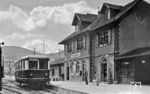 Der 1935 an die Deutsche Eisenbahn-Betriebs-Gesellschaft AG für die Achertalbahn Achern - Ottenhöfen (DEBG) ausgelieferte Triebwagen "T 281" wurde 1943 in "VT 4" umgezeichnet und steht hier im Bahnhof Ottenhöfen.  (1952) <i>Foto: Carl Bellingrodt</i>