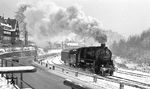 Keine große Last hatte 58 1207 am Haken, als sie an diesem Wintertag des Jahres 1976 in Antonsthal mit dem Nahgüterzug nach Johanngeorgenstadt unterwegs war. (02.1976) <i>Foto: Burkhard Wollny</i>