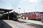 050 833-3 wartet vor N 7526 die Überholung von 220 084-8 mit dem Eilzug nach Kaiserslautern ab. (25.04.1975) <i>Foto: Peter Schiffer</i>