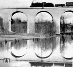 Ein Güterzug auf dem Rominte-Viadukt bei Gumbinnen in Ostpreußen. Ob in dem Zug wohl die berühmten Trakehner transportiert wurden, deren Gestüt auf dieser Bahnlinie östlich von Insterburg lag und das über einen eigenen Bahnhof verfügte ?  (1937) <i>Foto: RVM</i>