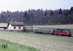 220 051 vor DC 991 "Tauberland" bei Eubigheim.Der City-D-Zug (DC) wurde zum Sommerfahrplan 1973 eingeführt und sollte die nicht an das IC-Netz angeschlossenen Wirtschaftszentren als Zubringerzüge verbinden. (25.04.1975) <i>Foto: Peter Schiffer</i>