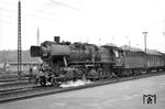 50 650 (WLF, Baujahr 1940) fährt mit einem Güterzug aus Kaiserslautern Hbf. Sie überlebte das Aufnahmejahr nicht. (25.04.1964) <i>Foto: Helmut Röth *</i>