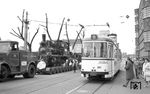Begegnung zwischen dem Festumzug mit Lok 99 7204 und Tw 341 auf der Linie 11 (Rheingönheim – Mundenheim – Saarlandstraße – Berliner Platz – Pfalzbau – Danziger Platz – Rotes Kreuz – Oggersheim/Schillerplatz). (26.04.1964) <i>Foto: Helmut Röth *</i>