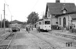 Im Bahnhof Ittersbach begegnet ET 01.22 der AVG dem dort abgestellten Beiwagen 708 der Pforzheimer Kleinbahn. (11.06.1959) <i>Foto: Gerd Wolff</i>