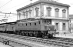 Die SBB-Reihe Ae 4/7 mit Buchli-Antrieb war eine der langlebigsten Lokomotiven in der Schweiz. Sie beförderte während sieben Jahrzehnten, von den 1920er bis in die 1990er Jahre, alle Zugarten. Hier steht die 1932 gebaute Ae 4/7 11014 vor einem Personenzug im Bahnhof Liestal. (14.06.1959) <i>Foto: Gerd Wolff</i>
