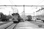 E 32 34 mit einem Personenzug im Bahnhof Schopfheim. Bevorzugt waren die Haltinger Loks damals auf der Wehratalbahn nach Bad Säckingen unterwegs. (15.06.1959) <i>Foto: Gerd Wolff</i>