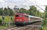 110 243 mit dem ICE-Ersatzzug IC 2863 (Bonn - Hamm) am Bü Wilzhauser Weg in Solingen-Ohligs. Am Zugschluss hängt 110 352. (28.07.2010) <i>Foto: Joachim Bügel</i>