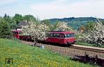 Frühling auf der Hohenstaufenbahn: 797 506 mit 998 260 und 998 703 unterwegs als N 6614 aus Göppingen bei Schwäbisch Gmünd. (19.05.1984) <i>Foto: Wolfgang Bügel</i>