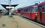 797 506, 998 260 und 998 703 sind als N 6617 aus Schwäbisch Gmünd in Göppingen eingetroffen. Hinten steht 797 503 mit zwei 998 als Gegenzug auf der Hohenstaufenbahn am Bahnsteig. (19.05.1984) <i>Foto: Wolfgang Bügel</i>