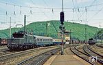 194 039 fährt mit N 5247 an den Bahnsteig in Geislingen. (19.05.1984) <i>Foto: Wolfgang Bügel</i>