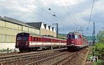 In Neckarelz begegnen sich der pausierende 455 403 und der als N 7327 einfahrende 456 101. (19.05.1984) <i>Foto: Wolfgang Bügel</i>