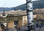 194 575 überquert mit Nahverkehrszug 6715 das Trogenbachviadukt in Ludwigsstadt. (20.03.1975) <i>Foto: Peter Schiffer</i>