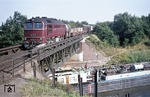 DR 120 145 läuft mit ihrem Güterzug über den Elbe-Lübeck-Kanal in den Bahnhof Büchen ein. Hinter dem Kanal, der noch komplett auf dem Gebiet der Bundesrepublik Deutschland lag, verlief bis 1989 die deutsch-deutsche Grenze. (12.08.1975) <i>Foto: Peter Schiffer</i>