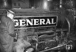 Der amerikanische Komiker Buster Keaton (mit Ölkanne) bei der Vorstellung seines Films "Der General" auf der zu Filmzwecken umgebauten ehem. österreichischen Südbahnlok (GKB Nr. 680) in Hamburg Hbf.  (15.02.1962) <i>Foto: Walter Hollnagel</i>