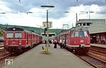 455 101 als N 7326 und 456 101 als N 7329 im Bahnhof Neckarelz. (19.05.1984) <i>Foto: Wolfgang Bügel</i>