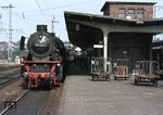 042 018-2 (41 018) läuft vor E 3260 in den Bahnhof Rheine ein. (13.04.1975) <i>Foto: Peter Schiffer</i>