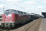 220 031-9 vor einem Eilzug (Hoek van Holland - Hannover - Berlin) im Bahnhof Rheine. (13.04.1975) <i>Foto: Peter Schiffer</i>