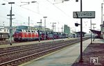 221 106 mit 044 508 und 41 241 als Dsts 81836 auf dem Weg nach Gelsenkirchen-Bismarck in Neuwied. (01.06.1984) <i>Foto: Wolfgang Bügel</i>