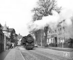 99 2323 mit einem Zug aus Kühlungsborn in der Goethestraße von Bad Doberan, deren Charme nach der Umgestaltung der Straße leider verloren ging. (15.04.1975) <i>Foto: Joachim Claus</i>
