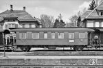 Der ehemalige wü14 BCi-Wagen "38870 Stg", der zwischen Hausach und Eutingen pendelte, in Freudenstadt Hbf.  (25.04.1954) <i>Foto: Dr. Scheingraber</i>