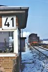 051 397 (Bw Lehrte) passiert den Schrankenposten 41 bei Vöhrum. (02.1976) <i>Foto: Dr. Uwe Knoblauch</i>