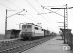 151 082 auf der Verbindungsbahn zwischen linker und rechter Rheinstrecke in Urmitz Rheinbrücke. (04.1976) <i>Foto: Joachim Claus</i>