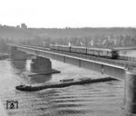 Ein 426 auf der 1961 entstandenen Horchheimer Brücke über den Rhein zwischen Koblenz Hbf und der rechten Rheinstrecke nach Niederlahnstein/Koblenz-Ehrenbreitstein. (04.1976) <i>Foto: Joachim Claus</i>