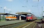 In Witten Hbf trifft 430 120 auf einen potentiellen Nachfolger. Die Baureihe 111 (hier 111 130) übernahm neben dem S-Bahn-Verkehr in NRW zunächst auch viele Nahverkehrsleistungen mit Bn-Wagen von den alten ET. (02.06.1984) <i>Foto: Wolfgang Bügel</i>