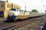 221 101 setzt mit Sonderzug E 28384 nach Duisburg an den Bahnsteig in Bad Honnef. (05.06.1984) <i>Foto: Joachim Bügel</i>