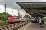 Eine der ältesten noch im Einsatz befindlichen 110er ist die zu DB-Fernverkehr gehörende 115 198 (ex E 10 198, Abnahme am 05.11.1958), die hier mit PbZ 2470 (Frankfurt Hbf - Dortmund Bbf) durch den Bahnhof Hilden fährt. (26.07.2017) <i>Foto: Joachim Bügel</i>