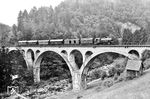 Über das 183 m lange Tennetschlucht-Viadukt rollt 75 1101 mit P 3926 bei Forbach durchs Murgtal.  (20.06.1934) <i>Foto: DLA Darmstadt (Bellingrodt)</i>