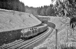 V 220 149 mit einem Schnellzug auf der Schwarzwaldbahn am Hattinger Tunnel (900 m) bei Hattingen/Baden. (11.03.1967) <i>Foto: Kurt Eckert</i>
