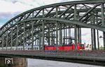 181 211 rumpelt über die Hohenzollernbrücke in Köln, die mittlerweile durch die angebrachten "Liebesschlösser" einige Tonnen schwerer geworden sein dürfte. Für einen Vergleich bieten sich die Bild-Nrn. 2882-2884 an, als 012 063 mit einem Sonderzug an gleicher Stelle abgelichtet wurde. (28.07.2017) <i>Foto: Joachim Bügel</i>