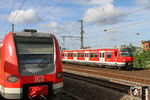 Leider räumte 423 258 als S 32148 nach Bergisch-Gladbach den Bahnsteig in Köln-Nippes zu spät, sodass Lt 73465 (Horrem - Köln-Nippes Abstellbf) nicht so ganz aufs Bild passte. (28.07.2017) <i>Foto: Joachim Bügel</i>