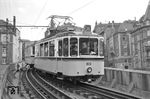 Tw 103 auf der „Zacke“, wie die Zahnradbahn zwischen den Stuttgarter Stadtteilen Heslach und Degerloch allgemein auch genannt wird, an der Haltestelle Marienplatz. (09.05.1964) <i>Foto: Helmut Röth *</i>
