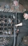 Mit Hilfe eines Kegelfräsers werden in der Rauchkammer die Dichtsitze am Dampfsammelkasten aufgearbeitet. (1953) <i>Foto: Siegfried Born</i>