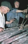 Verschweißen einer erneuerten Umreifung an einem aufgearbeiteten Überhitzerelement.  (1953) <i>Foto: Siegfried Born</i>