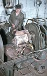 Ausgießen einer Lagerschale auf der Schleudergussmaschine. (1953) <i>Foto: Siegfried Born</i>