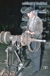 Aufarbeiten eines Kolbenschiebers mit den Kolbenschieberringen. (1953) <i>Foto: Siegfried Born</i>