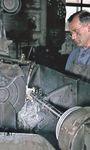 Hier ist zu sehen, wie eine Kolbenstange einer Luftpumpe auf einer Rundschleifmaschine geschliffen wird. Auf einer solchen Präzisionsmaschine lassen sich sehr genaue Durchmessertoleranzen und hohe Oberflächengüten, auch an gehärteten Werkstücken, erzielen. (1953) <i>Foto: Siegfried Born</i>