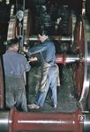 Auf die fertig bearbeiteten Achsen einer Schnellzuglokomotive der Baureihe 01 werden die Achslager montiert. (1953) <i>Foto: Siegfried Born</i>