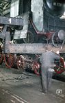 Aufsetzen der Lokomotive auf das Fahrwerk. 01 172 gehörte 1953 zum Bw Hannover. Ein Wechsel von den Wagner- zu den Witte-Windleitblechen war offenbar noch nicht vorgesehen. (1953) <i>Foto: Siegfried Born</i>