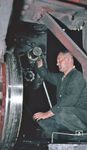Einpassen der Kolbenliderung und Kolbentragbuchse in den Zylinder einer Lok der Baureihe 01. (1953) <i>Foto: Siegfried Born</i>