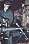 Bohren der Verbindungslöcher für den erneuerten Rauchkammerträger an einer 01 (Seriennummern 01 001 bis 01 101). (1953) <i>Foto: Siegfried Born</i>