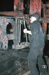 Befestigen einer neuen vorderen Stehkesselauflage am Rahmen einer Baureihe 44. (1953) <i>Foto: Siegfried Born</i>
