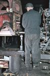Bohren der Verbindungslöcher für den erneuerten Rauchkammerträger an einer Lok der Baureihe 01 mit den Ordnungsnummern 01 001 bis 101. (1953) <i>Foto: Siegfried Born</i>