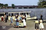 Und so sah es an der Binnenalster im Sommer 1959 aus: Obwohl Aufnahmen der Baureihe 10 in Hamburg eher rar sind, schien sich der Hamburger Direktionsfotograf mehr auf die sommerlich bekleideten Damen im Vordergrund konzentriert zu haben und drückte etwas zu spät auf den Auslöser, als 10 001 vor D 87 (Hannover - Altona) die Lombardsbrücke überquerte.  (10.06.1959) <i>Foto: Walter Hollnagel</i>