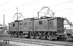 E 91 94 ist mit einem Nahgüterzug in Reutlingen eingetroffen. (11.05.1964) <i>Foto: Helmut Röth *</i>