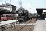 023 023-5 hat vor N 5873 aus Würzburg den Bahnhof Lauda erreicht. Links wartet ein 795 nach Bad Megentheim. (27.04.1975) <i>Foto: Peter Schiffer</i>